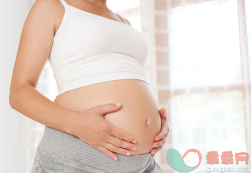 人,休闲装,人生大事,室内,中间部分_130409615_Pregnant woman holding her stomach_创意图片_Getty Images China