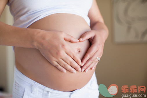 人,半装,人生大事,室内,中间部分_168849993_Pregnant woman making heart shape_创意图片_Getty Images China