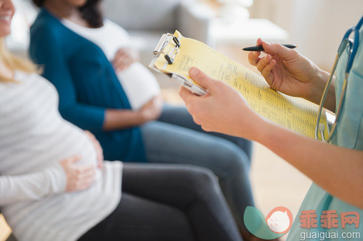 人,人生大事,生活方式,健康保健,室内_557475407_Nurse marking medical chart near pregnant women_创意图片_Getty Images China