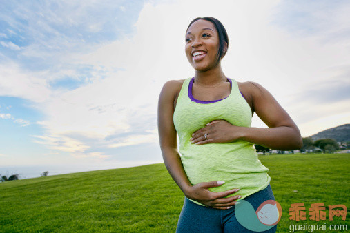 公园,人,人生大事,生活方式,自然_508481653_Pregnant woman laughing in park_创意图片_Getty Images China