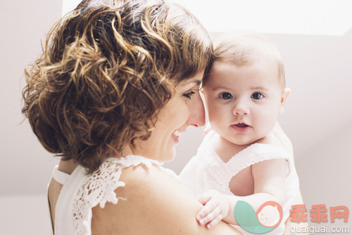 人,2到5个月,室内,25岁到29岁,快乐_gic14026914_Mother and baby_创意图片_Getty Images China