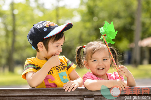 夏天,绿色,半满,六月,中午_gic16904850_Kids playing in a city park_创意图片_Getty Images China