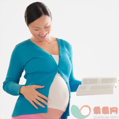 测量,人,休闲装,教育,人生大事_142550147_Pregnant woman touching her abdomen and holding a book_创意图片_Getty Images China