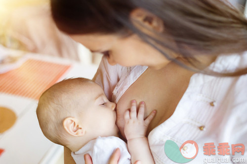 人,坐,可爱的,家庭,母亲_gic16042320_Mother breastfeeding her baby_创意图片_Getty Images China