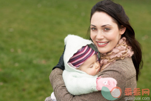 公园,人,寒冷,户外,25岁到29岁_77739859_Mother with Baby Girl_创意图片_Getty Images China