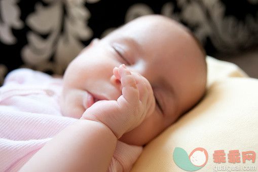 人,室内,住宅房间,人的脸部,嘴唇_474959478_Sleeping baby_创意图片_Getty Images China