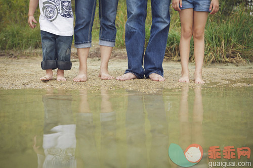 人,休闲装,牛仔裤,生活方式,度假_gic14046872_Family wearing jeans at still puddle_创意图片_Getty Images China