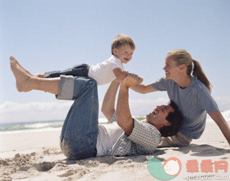 旅行,度假,休闲活动,构图,图像_200203560-002_Mother and father with baby boy (12-15 months) on beach_创意图片_Getty Images China