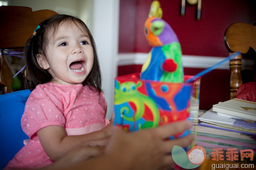 人,桌子,书桌,玩具,室内_147851936_A young Asian girl screams at a jack-in-the-box toy._创意图片_Getty Images China