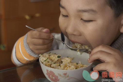人,食品,室内,汤匙,碗_128253062_Chinese boy, age 6, eating fried rice_创意图片_Getty Images China