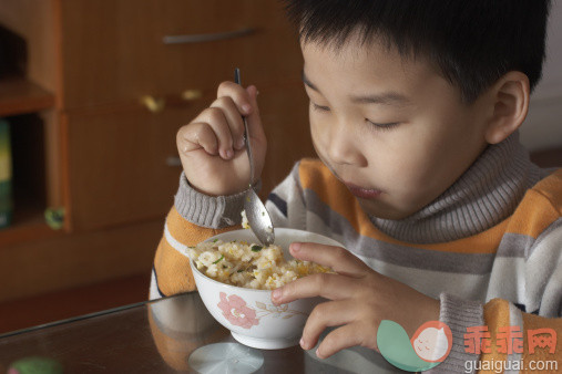 人,食品,室内,汤匙,碗_128253059_Chinese boy, age 6, eating fried rice_创意图片_Getty Images China