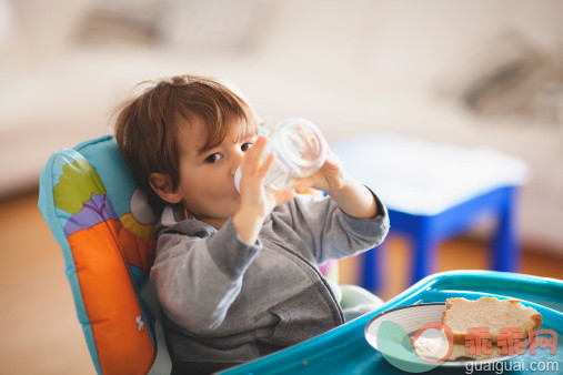 人,饮料,食品,瓶子,长袖衫_169004798_Portrait of a small boy drinking water_创意图片_Getty Images China