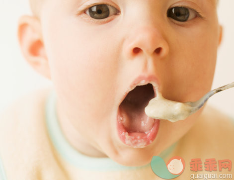 饮食,摄影,Y50701,可爱的,室内_a0230-000002_Baby Eating from Spoon_创意图片_Getty Images China