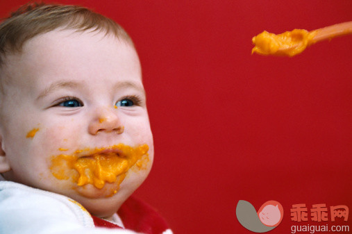 概念,主题,饮食,构图,图像_56162767_Baby being fed_创意图片_Getty Images China