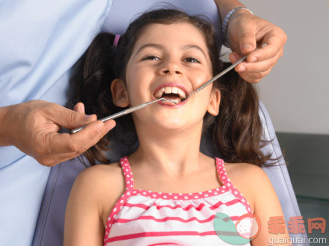 健康保健,口腔卫生,视角,构图,图像_200480923-001_Dentist examining girl (7-9)_创意图片_Getty Images China