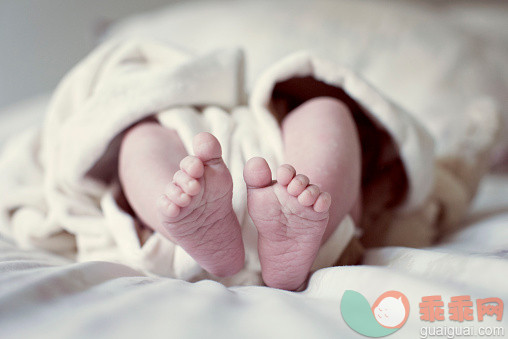 人,室内,腰部以下,足,赤脚_562605599_Close-up of infants bare feet_创意图片_Getty Images China