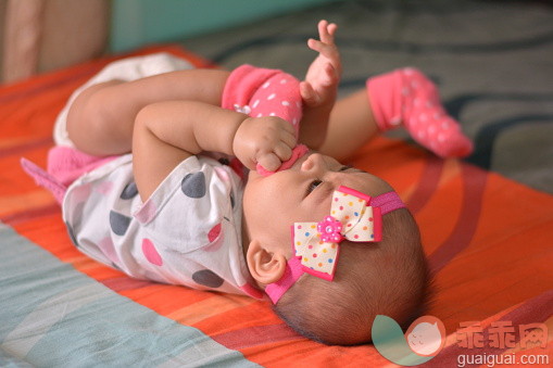 床,美,进行中,棒球手套,家庭生活_556772671_Baby girl playing with her own feet_创意图片_Getty Images China