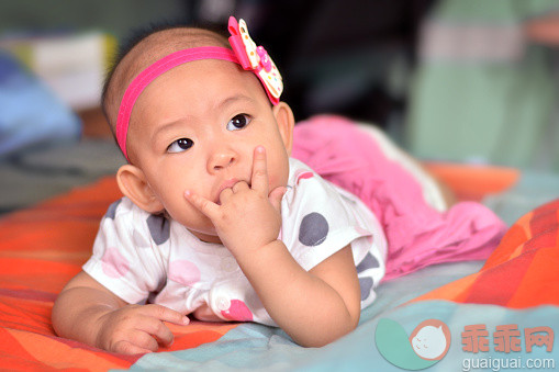 着装得体,头饰,进行中,吮手指,摄影_556772167_baby girl playing and sucking her fingers_创意图片_Getty Images China