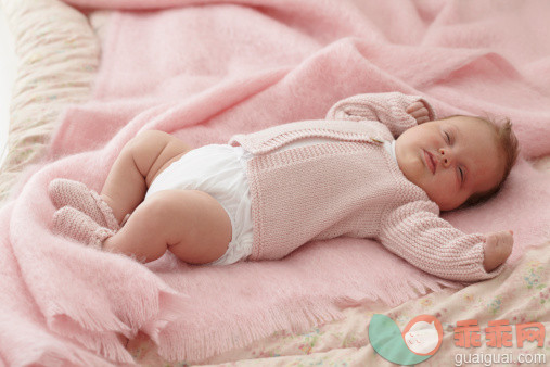 人,婴儿服装,鞋子,床,室内_505324403_Baby girl in pink knitted cardigan and booties asleep, 6 weeks_创意图片_Getty Images China