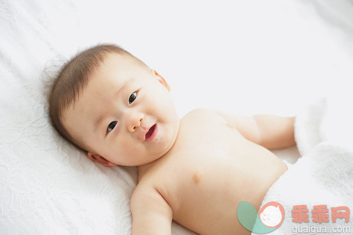 人,2到5个月,室内,裸体,微笑_557047651_Japanese newborn portrait_创意图片_Getty Images China