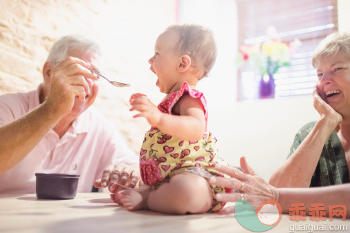 人,食品,室内,汤匙,人的嘴_486459507_Grandfather spoon feeding granddaughter_创意图片_Getty Images China