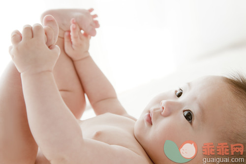 裸体,室内,人,微笑,拿着_gic11164144_Naked baby boy with feet in hands_创意图片_Getty Images China