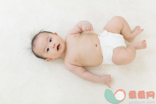 人,室内,快乐,赤脚,可爱的_511586381_Smiling Little Boy_创意图片_Getty Images China