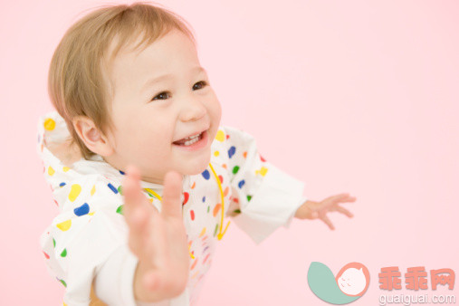 人,影棚拍摄,室内,微笑,看_91178101_Boy smiling, portrait, studio shot_创意图片_Getty Images China