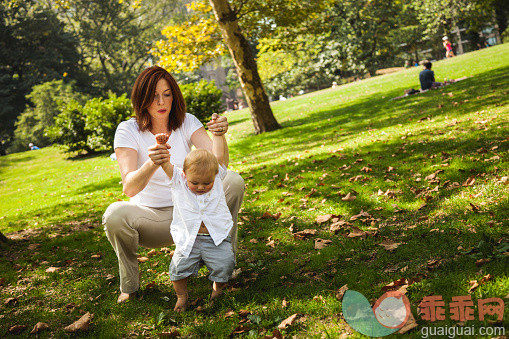 人,休闲装,生活方式,12到17个月,户外_484957424_Happy young mother and baby at Central Park NYC_创意图片_Getty Images China