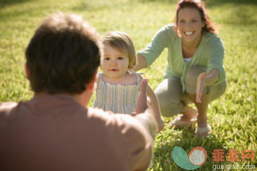 人,人生大事,生活方式,自然,12到17个月_152838808_Caucasian parents teaching daughter to walk_创意图片_Getty Images China