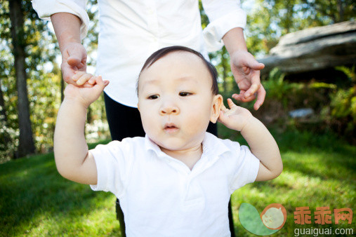 人,户外,40到44岁,步行,庭院_139654977_Baby boy takes first steps_创意图片_Getty Images China