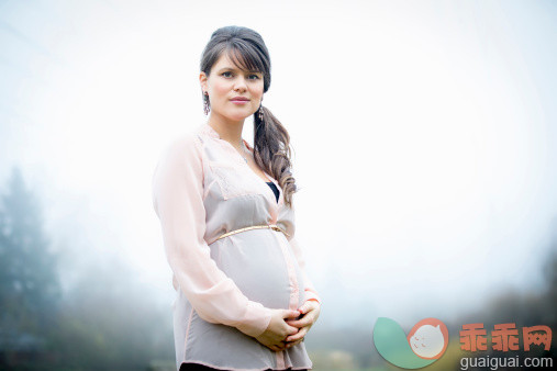 人,人生大事,自然,四分之三身长,户外_482146519_Caucasian woman holding pregnant belly outdoors_创意图片_Getty Images China