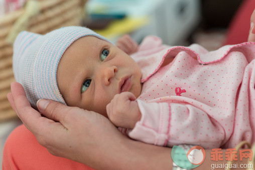 人,帽子,室内,手,拿着_558975281_A newborn baby girl._创意图片_Getty Images China