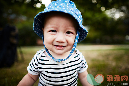 人,衣服,休闲装,T恤,帽子_561127161_Close up portrait of baby boy smiling at camera_创意图片_Getty Images China