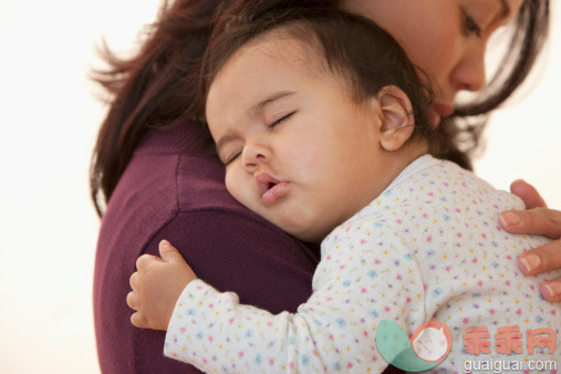 肩,人,生活方式,2到5个月,影棚拍摄_135538249_Mother comforting baby girl_创意图片_Getty Images China