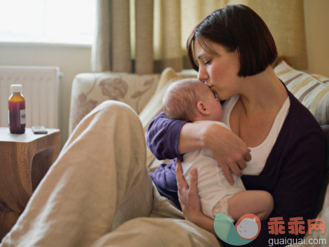 人,沙发,生活方式,2到5个月,四分之三身长_96615393_A mother kissing her new baby_创意图片_Getty Images China