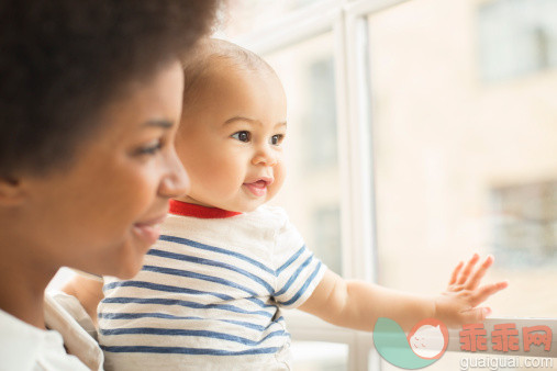 人,生活方式,室内,25岁到29岁,爱的_478168743_Mother and baby boy looking out window_创意图片_Getty Images China