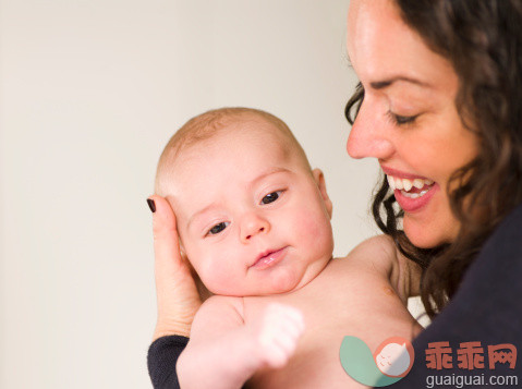 人,2到5个月,影棚拍摄,30岁到34岁,快乐_103924908_Mother holding newborn baby_创意图片_Getty Images China