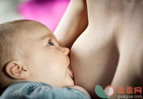 人,饮食,室内,中间部分,35岁到39岁_117190706_Mum feeding newborn_创意图片_Getty Images China