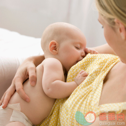 人,生活方式,2到5个月,室内,35岁到39岁_129301969_Caucasian mother breast feeding baby boy_创意图片_Getty Images China