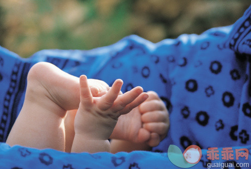 人,户外,手,足,躺_91799599_Hands and feet of baby_创意图片_Getty Images China