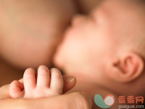人,中间部分,生活方式,室内,裸体_89976292_Baby feeding on breast_创意图片_Getty Images China