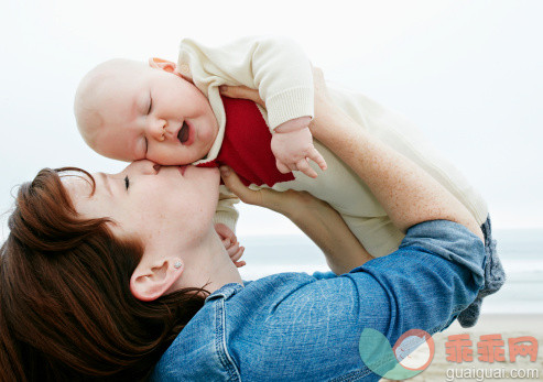 人,自然,度假,2到5个月,户外_487701149_Mother kissing baby on beach_创意图片_Getty Images China