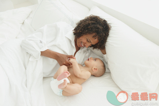人,床,尿布,生活方式,2到5个月_158315082_Black mother laying in bed with baby_创意图片_Getty Images China