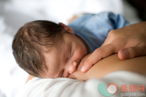 人,室内,中间部分,乳房,拿着_91233745_Breastfeeding baby_创意图片_Getty Images China