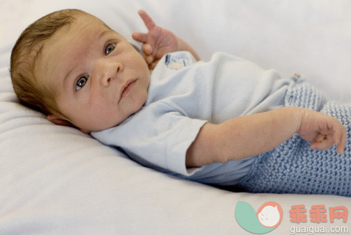 人,衣服,室内,床上用品,躺_88956285_Portrait of a newborn baby boy_创意图片_Getty Images China