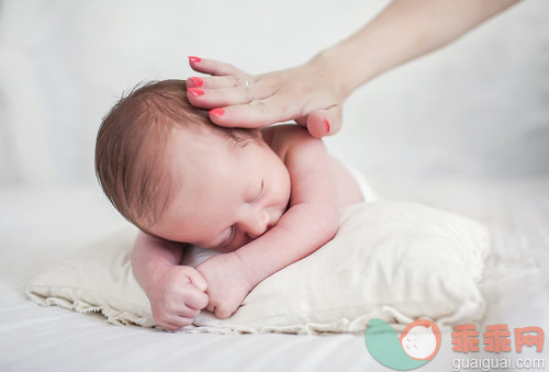 人,室内,人体,手,白人_gic14031646_Sleeping newborn baby boy and mother's touch_创意图片_Getty Images China