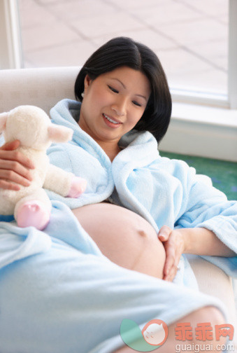 人,浴衣,四分之三身长,室内,35岁到39岁_98032153_Pregnant Woman Holding Belly And Stuffed Animal_创意图片_Getty Images China