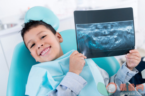 人,牙科设备,椅子,健康保健,人的牙齿_479233495_Boy with an x-ray_创意图片_Getty Images China