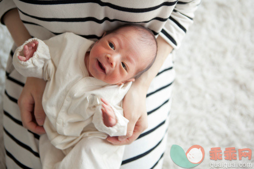 人,休闲装,婴儿服装,室内,中间部分_149355118_New Born Baby_创意图片_Getty Images China